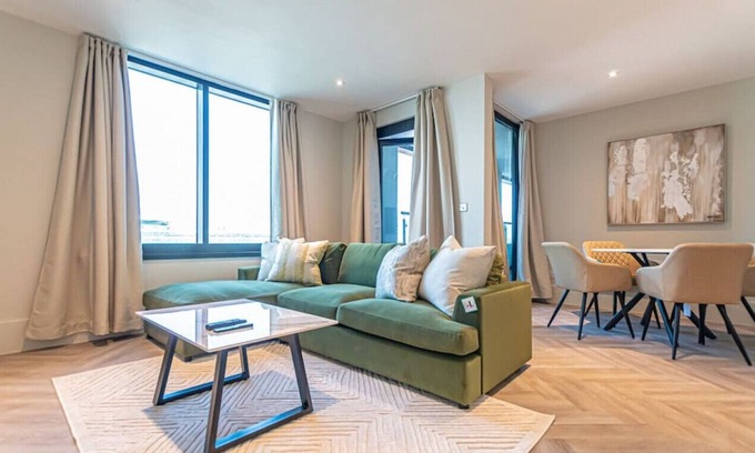 The Docks Apartment | Malmaison Apt 4 · Stunning lux 2bed apt | balcony | river views
