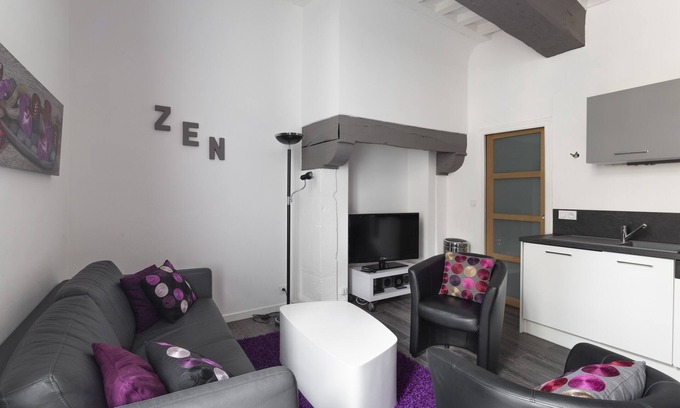 Centre Apartment | Mandchou - One Bedroom Apartment, Sleeps 4