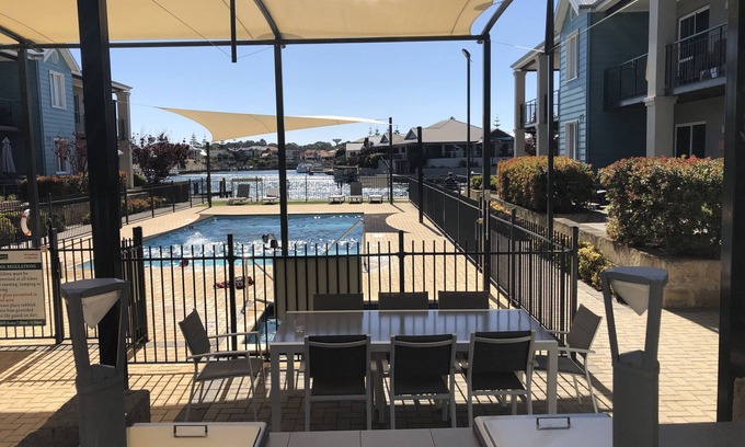 Halls Head Apartment | Mandurah Central Apartment with own Jetty and free WiFi