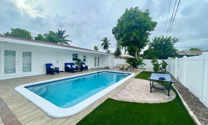 Pompano Beach House | Mango’s House Close to Beach…Pool, Table Pool