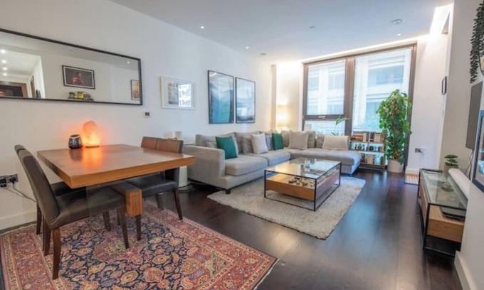 Vauxhall Apartment | Manhattan style flat close to tube with gym/wifi! Spacey, modern, great location