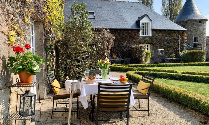 Mont-Dol Apartment | Manoir de la Bégaudière : Gîte Duguay Trouin