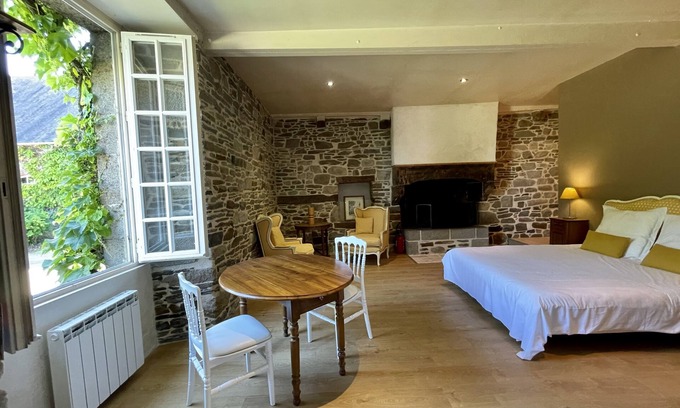 Mont-Dol Apartment | Manoir de la Bégaudière : Gîte Mahé de la Bourdonnais