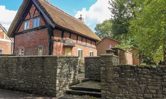 Little Stretton Cottage | MANOR COTTAGE, pet friendly, with a garden in Church Stretton