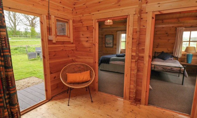 West Ilsley Cottage | MANOR FARM CABIN, pet friendly, with open fire in Wantage