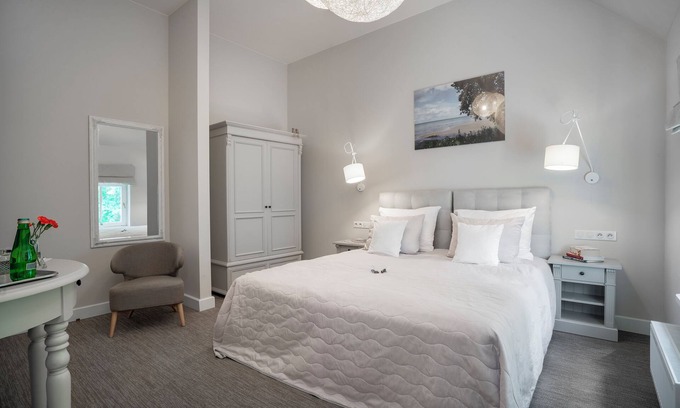 Nowe Warpno Bed & Breakfast | Manowce Palace - Double or Twin Room with Garden View (Room 6)