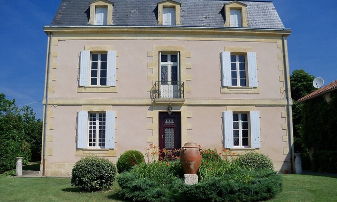 Ginestet House | Mansion and fishing pond near Bergerac