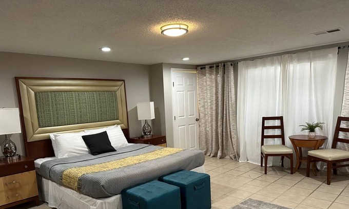 Ellendale House | Mansion Near Germantown Shopping Colonial with 9 King Beds