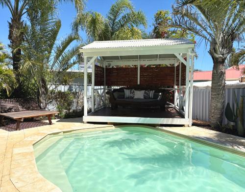 Kalbarri Apartment | Manta Stays Downstairs