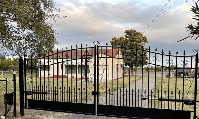 Peters Cottage | Manteca Farms