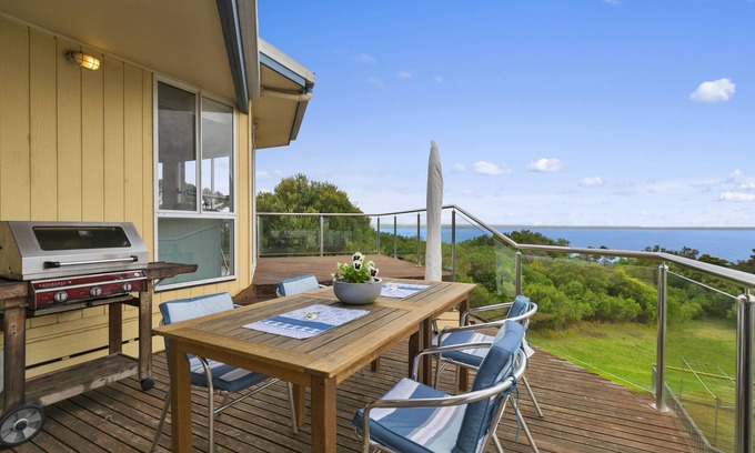 Ventnor House | Manuka Lodge Ventnor with fantastic views & great for families