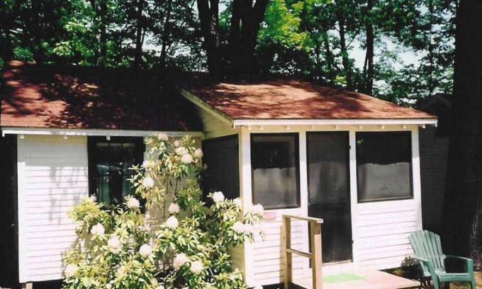 North Sebago Cottage | Maple Cottage-Private Beach-Pets Welcome - Round Table Lodge, Sebago, Maine