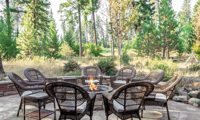 Cle Elum House | Maple Leaf Getaway: Private Suite: Hot Tub