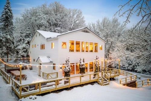 West Dover Ski Chalet | Maple Pine w Hot Tub Pool Table 3min to Mount Snow