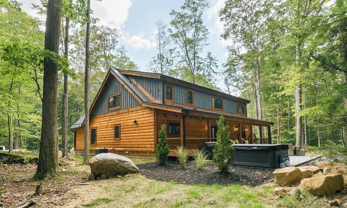 Oakland House | Maple Ridge: New, Hot Tub, Lake Access w. Dock Slip