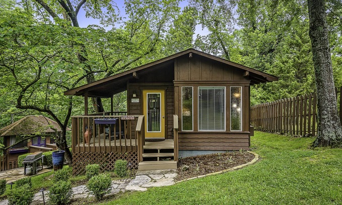 Eureka Springs Historic District Cabin | Maple @ The Woods Cabins