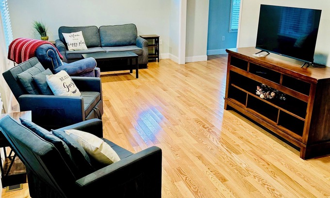 Kingston House | Maplewood Retreat | Spacious, Modern & Pet-Friendly