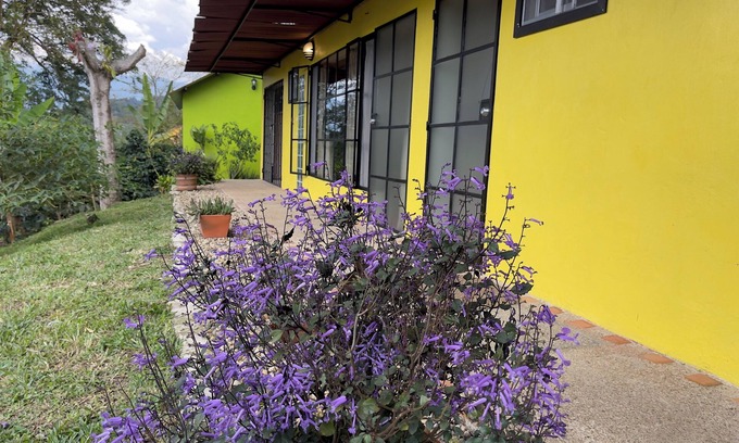 El Colegio House | Maravillosa casa campestre en las montañas. Pet Friendly!