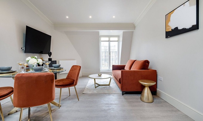 City of Westminster Apartment | Marble Arch Suite 9-Hosted by Sweetstay