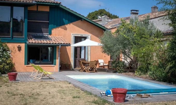 Margaux House | Margaux at the heart of the Médoc wine region. Beautiful stone house and pool.