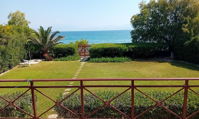 Xylokastro-Evrostina House | Maria Christina' s house. Your beachfront place.