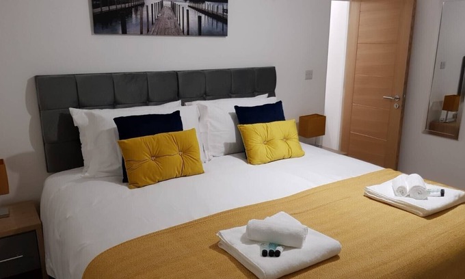 Bedford Apartment | Marie’s Serviced Apartment A (2 beds City Stay with Free Parking)