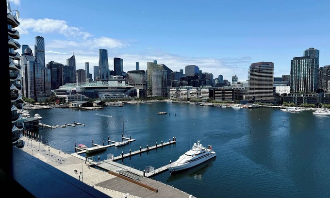 Docklands Apartment | Marina Tower - Stunning Harbour & City View