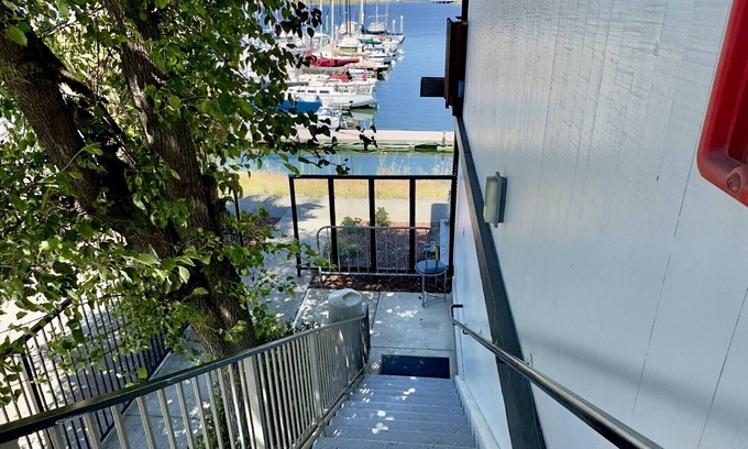 Oakland Hotel | Marina Village Inn