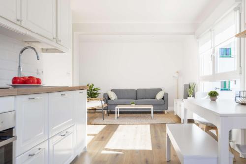 Zarautz Apartment | Martinenea -Luminosa vivienda by Egona