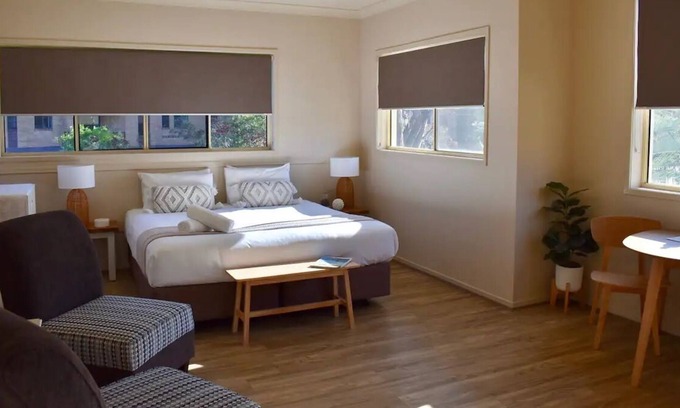 Port Stephens Council Apartment | Marty's at Little Beach, King Bed Studio w Pool