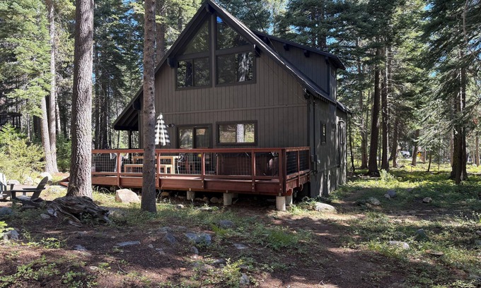 Tahoma Cabin | Marvelous 3-bedroom cabin in Tahoma with Hot Tub, close to beaches, trails.