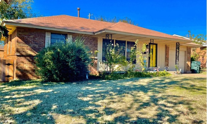 Midwest City House | Marvelous Maple Charming 3 bedroom house