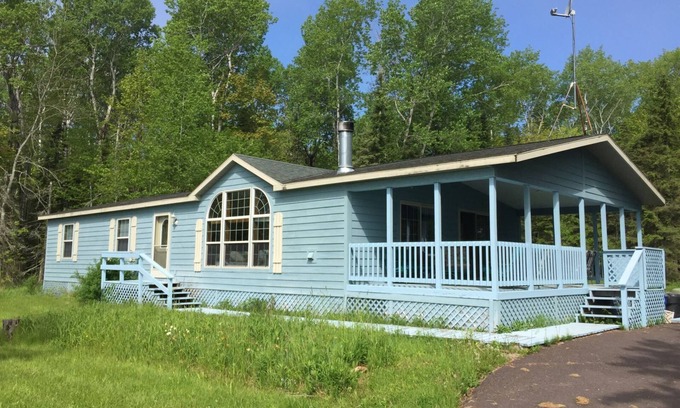 La Pointe House | Mary Ann`s - Located on Beautiful Russell Bay with Lake Access across the Street!