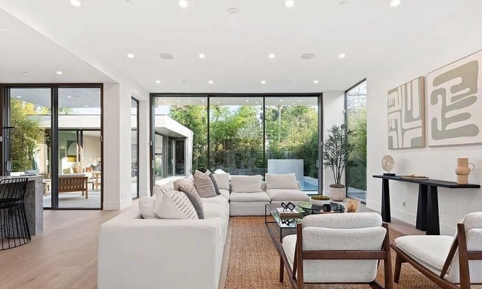 Carthay Circle House | Maryland Modern - Architectural Masterpiece with Indoor & Outdoor Harmony