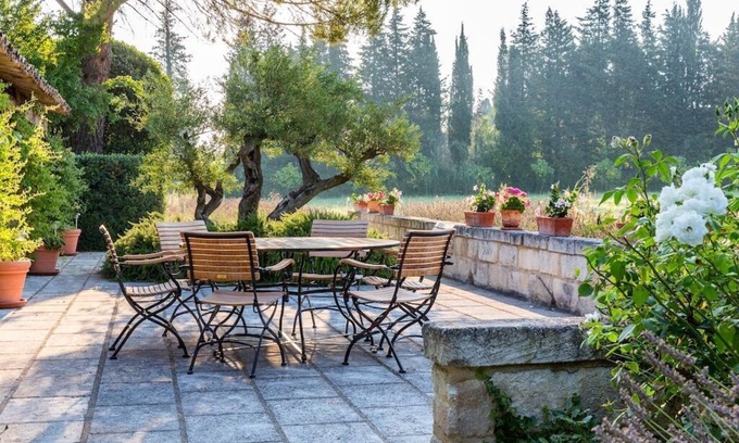 Eygalieres House | Mas des Amis, Eygalières: Airconditioned, Large Swimming Pool, Tennis, Park