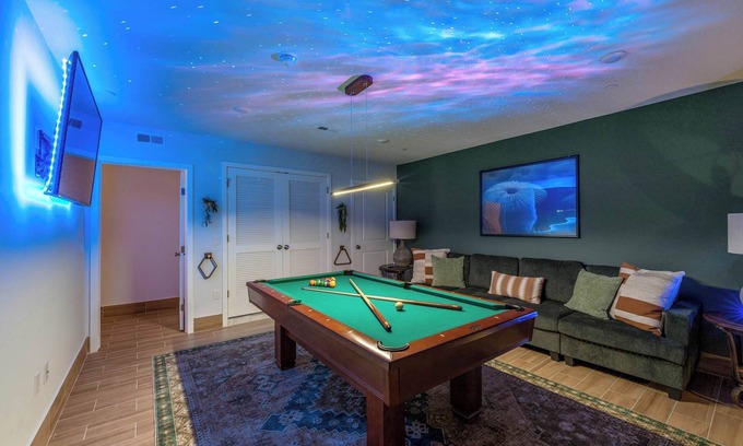 Center City Apartment | Massive 8 Bedroom Complex, 2 Garage Parking
