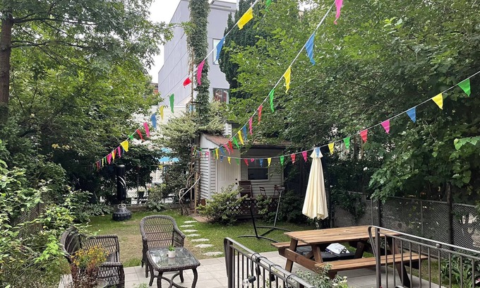 Greenpoint Apartment | Massive duplex with gorgeous backyard in Greenpoint few min from subway