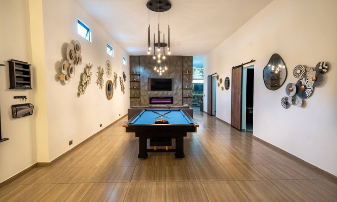 El Poblado Apartment | Massive Jacuzzi - 6 Bedroom with Private Bathroom - 1 block from LLeras P11