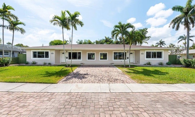 Dania Beach House | Massive Multi Family Home with Pool - Walk to Casino & Near the Beach!