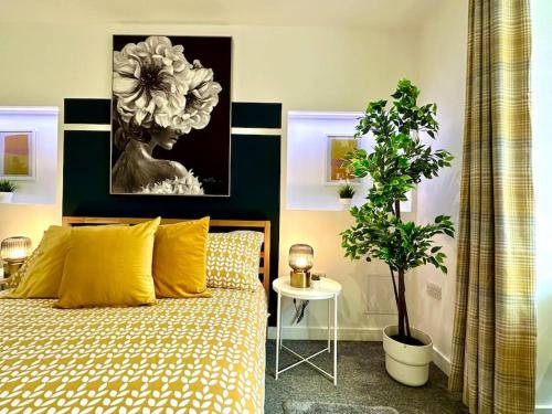 Winton House | Massive New 8 bedroom House Sleeps up to 21 - Accepts Groups - Great Location - FREE Parking - Fast WiFi - Smart TVs - sleeps up to 21 people - Close to Bournemouth & Poole Town Centre & Sandbanks
