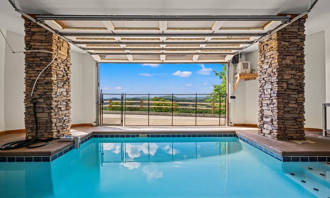 Gatlinburg - Pigeon Forge Cabin | Massive Views+Indoor Pool+Movie Theater+Fire Pit