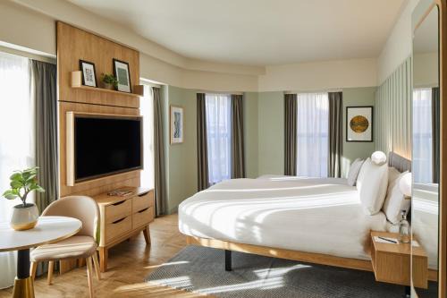 Castle Baynard Apartment | master St. Paul's