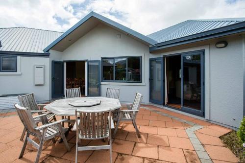 Te Anau House | Matai Street Manor
