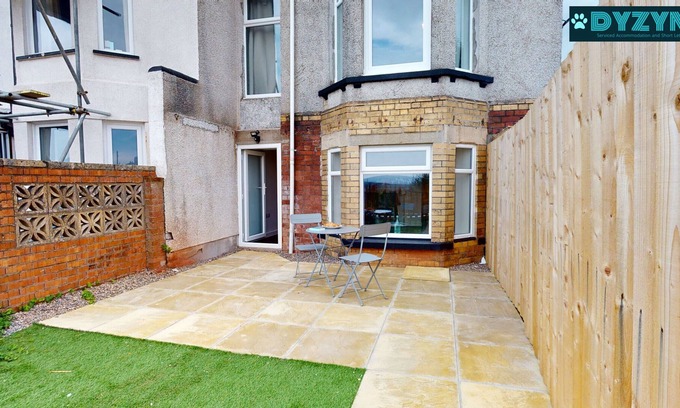 Newport Apartment | Mathieson House 1 - Garden - Parking - By DYZYN