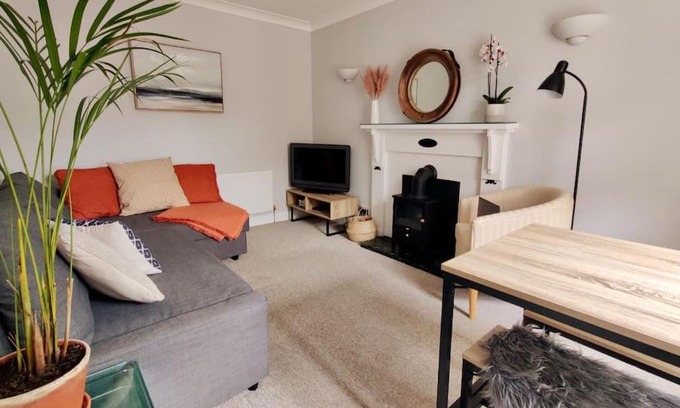 New Forest District Apartment | May Cottage - Heart of Vibrant Village & 10 mins Walk to Beach