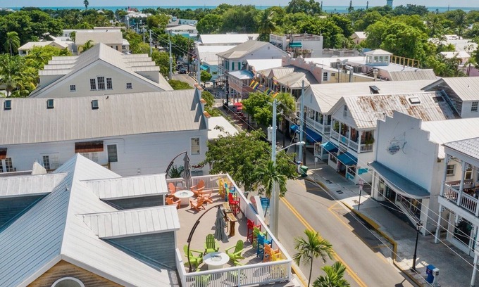 Downtown Condo | *MAYA’S SECRET TREASURE @ DUVAL* Private Pool & Balcony over Duval + LAST KEY