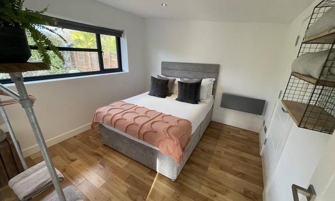 Wraysbury Cabin | MayGrove Retreat - Sleeps 2 - Jacuzzi & boat hire