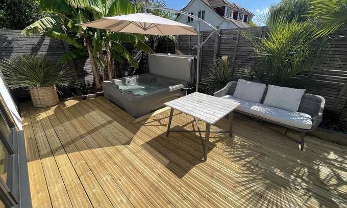 Wraysbury House | Maygrove Retreat - Sleeps 2 - Jacuzzi - Parking