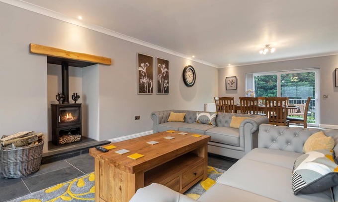 Kilgetty House | Maynor - Large Luxury House, Log Burner, Central Location