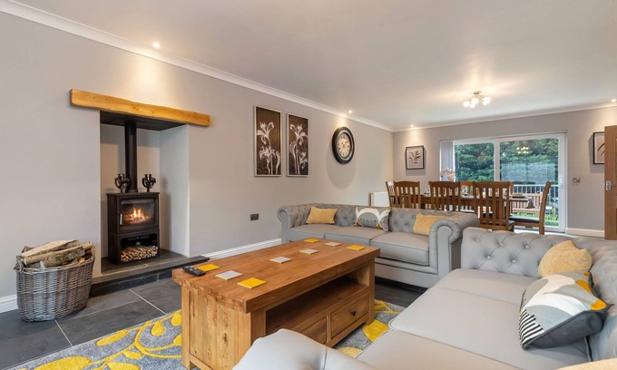 Kilgetty House | Maynor - Large Luxury House, Log Burner, Central Location